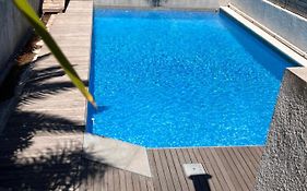 2 pièces rez-de-jardin dans maison avec piscine